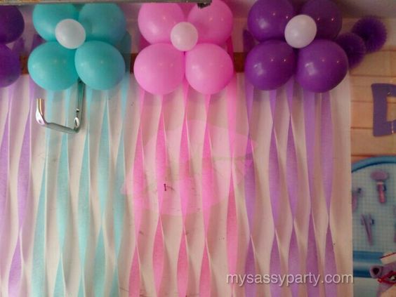 Diseños originales con globos para un cumpleaños  de la Doctora Juguetes