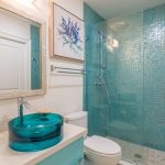 30 Diseños de baños decorados con azul turquesa