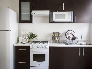 Mira estos 25 muebles de cocina para colocar tu microondas