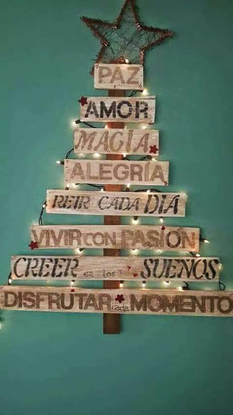 Árbol navideño con tablas de madera y mensajes positivos