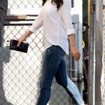 Outfit con jeans y blusa blanca