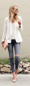 Outfit con jeans y blusa blanca