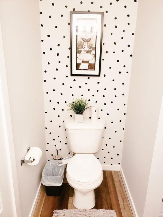 Acentuar paredes en baños pequeños y modernos