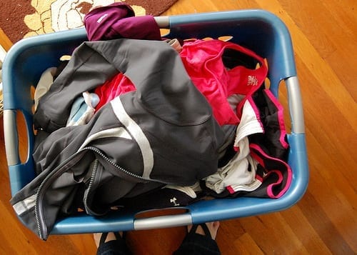 Como eliminar el mal olor del cesto de la ropa sucia