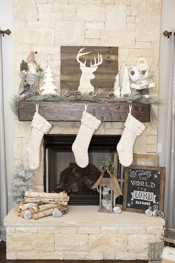 Decoración navideña 2017 en color blanco chimenea con botas
