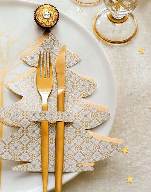 Decoración de mesas para la cena de navidad en color dorado