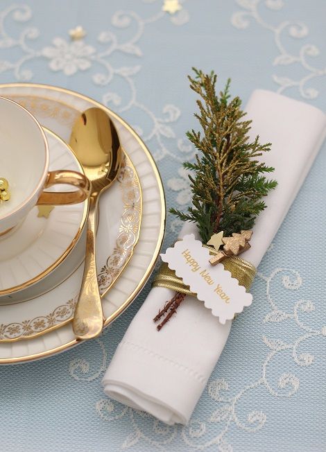 Decoración mesa de navidad en blanco y dorado