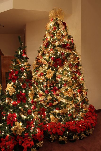 arboles de navidad decorados en rojo y dorado