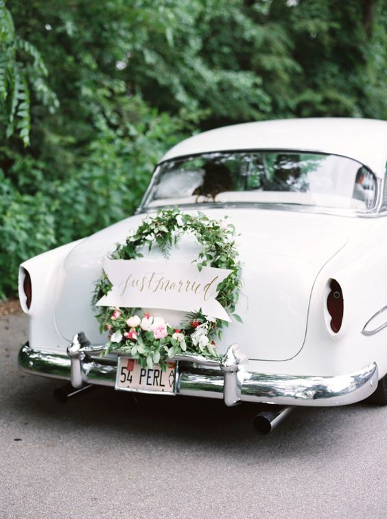 Arreglos florales para carro de boda