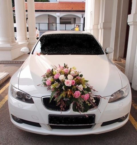 Arreglos florales para carro de boda
