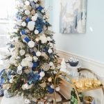 como decorar un pino navideño blanco con azul