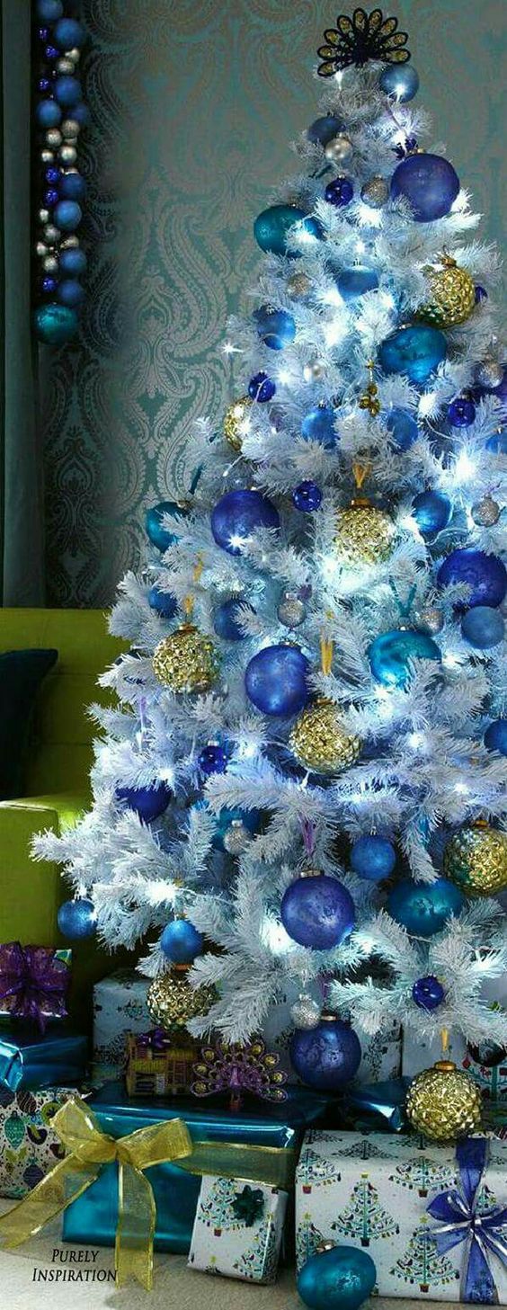 como decorar un pino navideño blanco con azul