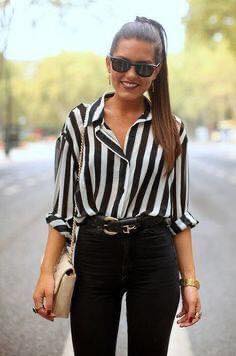 Blusas camiseras con líneas en blanco y negro para mujeres maduras