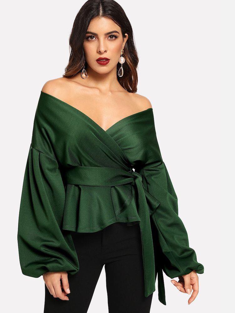 Color verde satinado para blusa holgada