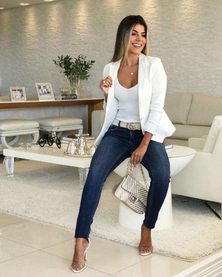 Jeans lisos con color blanco para outfit de mujeres maduras