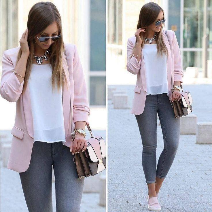 Tendencias de blazers rosas con jeans para mujeres maduras y con estilo