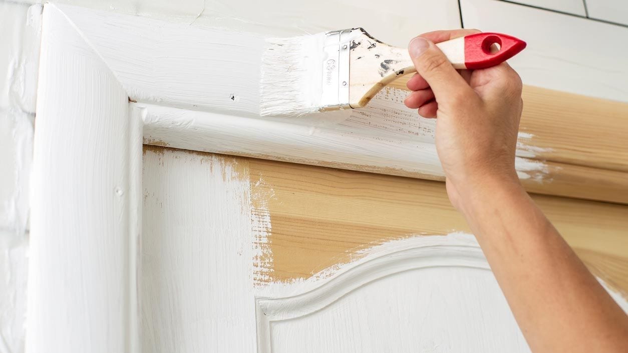 Cómo pintar y barnizar las puertas de casa