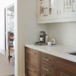 Cómo combinar gabinetes de distintos colores en tu cocina