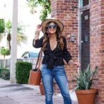 Outfits casuales con jeans y blusa negra