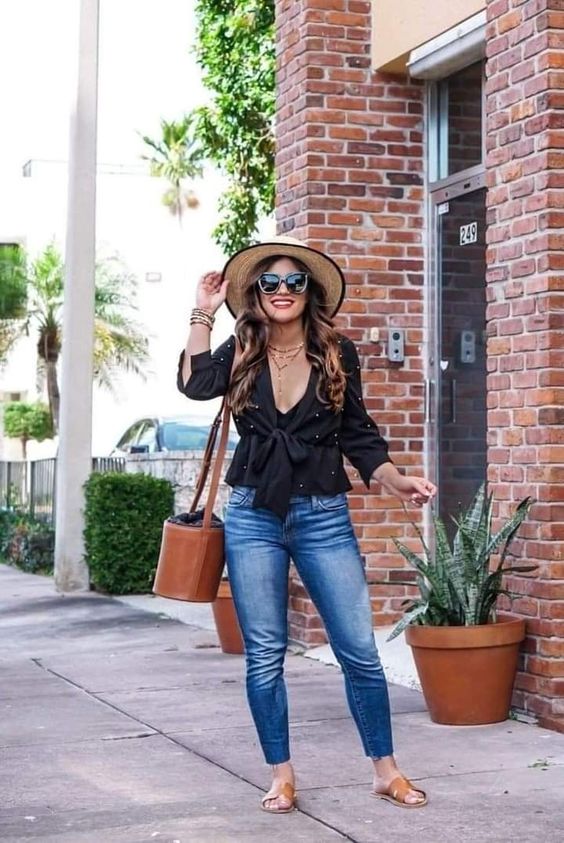 Outfits casuales con jeans y blusa negra