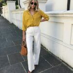 Pantalones blancos con blusas amarillas