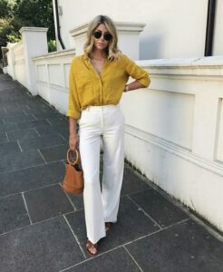 Pantalones blancos con blusas amarillas