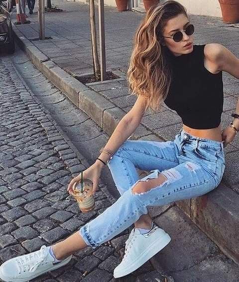 Looks casuales con jeans y tenis