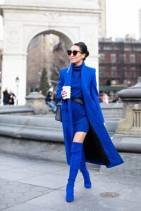 Outfits monocromáticos en azul para invierno