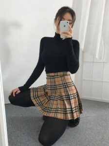 Faldas a cuadros con medias negras