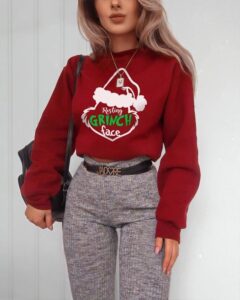 Formas de usar un suéter navideño con tus looks del diario