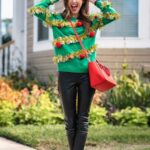 Pantalones de cuero con suéteres navideños