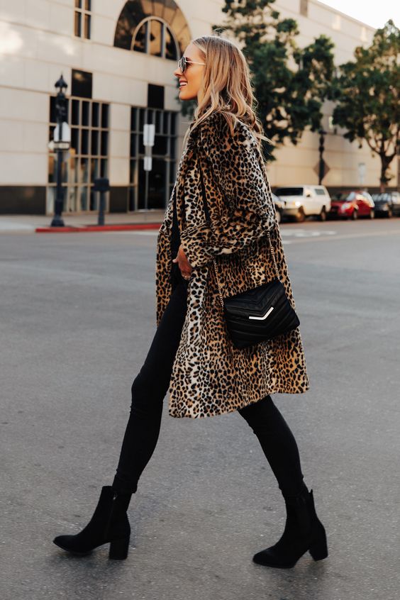 Looks con abrigos animal print de leopardo