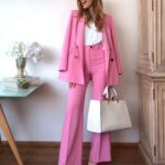 Outfits para combinar el color de moda rosa fucsia