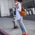 Camisa blanca con jeans y zapatos rojos