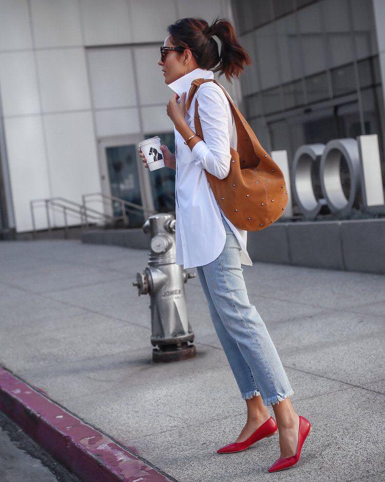 Camisa blanca con jeans y zapatos rojos