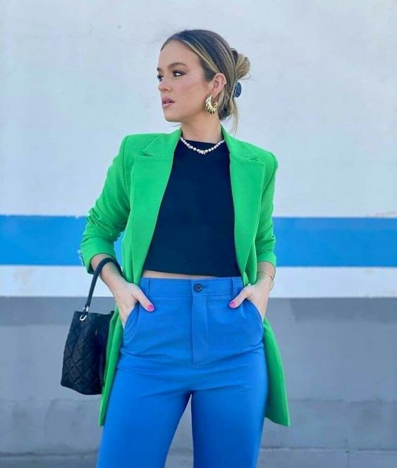 Combina verde con azul en tus outfits