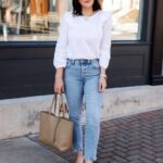 Jeans de mezclilla con blusa blanca de manga abullonada