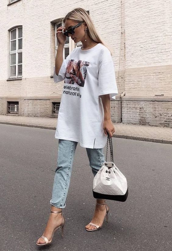 Outfits semi formal con camiseta oversize jeans y tacones
